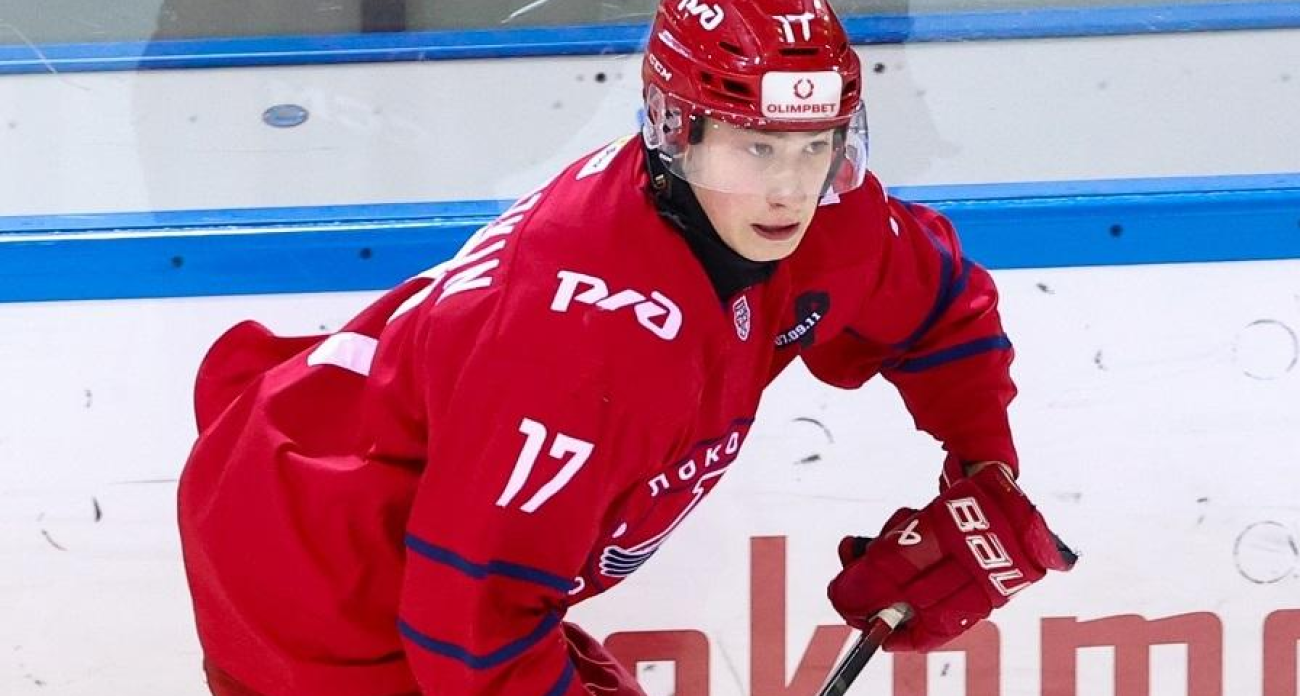 Брат звезды «Локомотива» на носилках: в Магнитогорске Илью Березкина дважды ударили клюшкой по руке