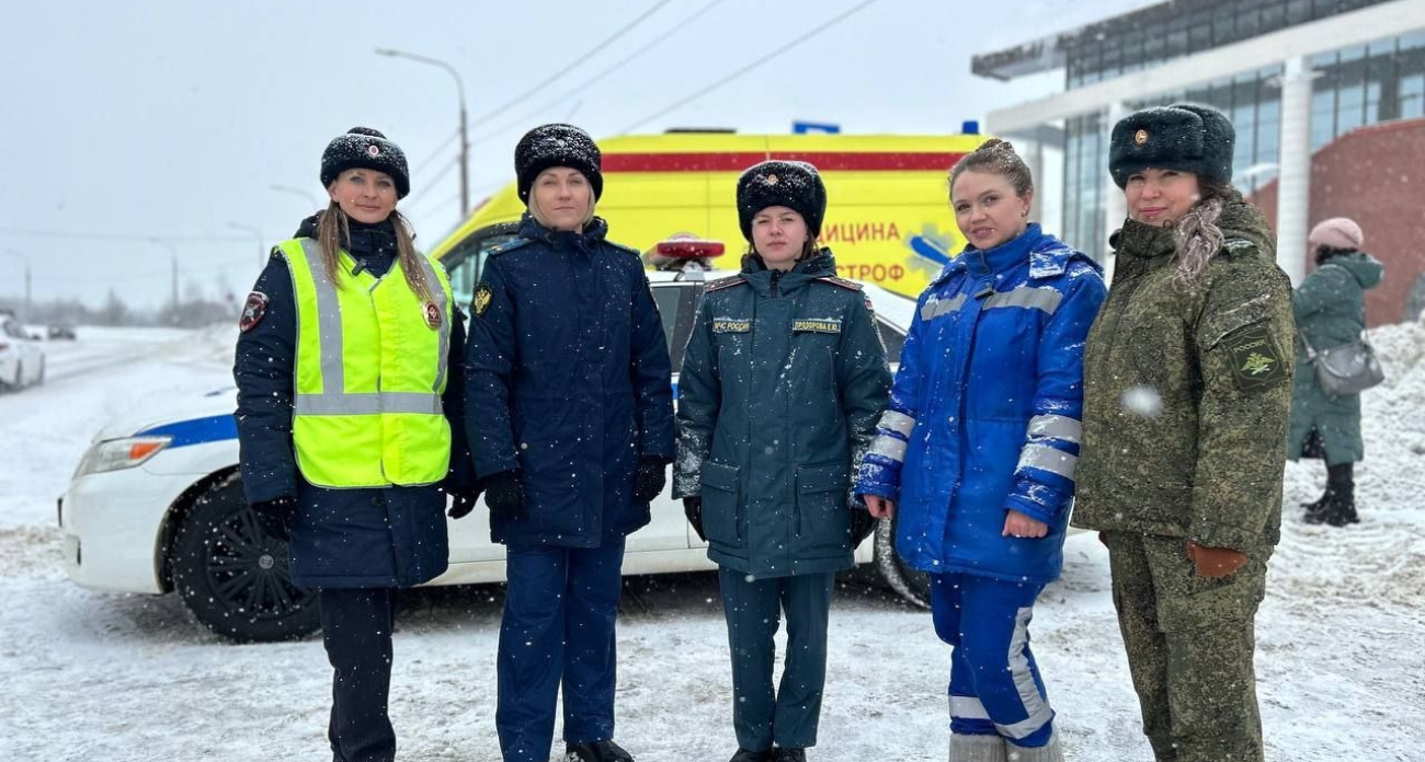 В Ярославле водителей тормозили красавицы в форме — поздравляли мужчин с праздником и напомнили о ПДД