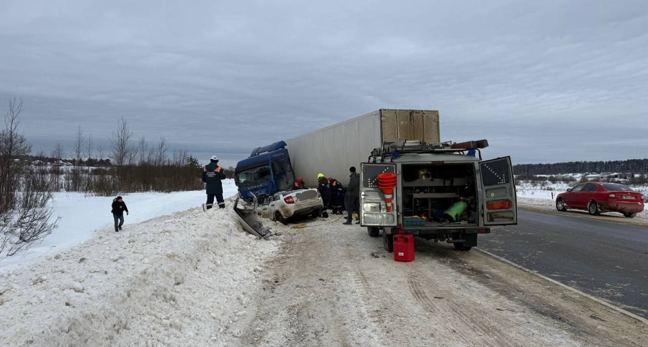 В Даниловском районе женщина выехала на встречку и врезалась в фуру: погибла она, 22‑летняя девушка и 14‑летний подросток
