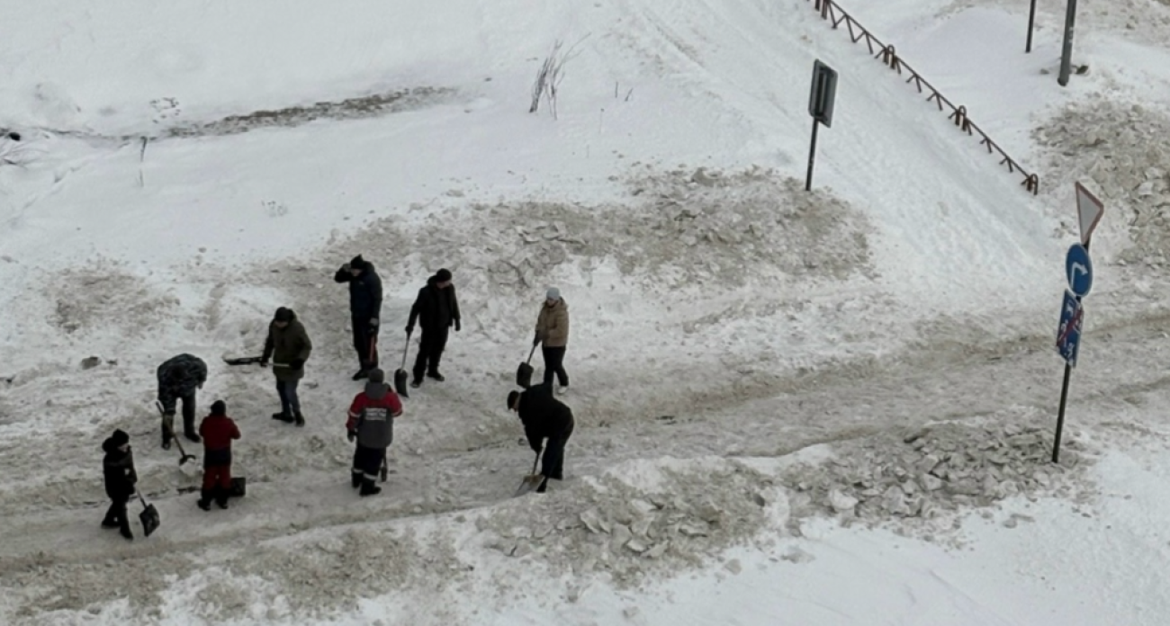 Битва за проезд на Волочаевской: восемь жителей Рыбинска с лопатами спасают дорогу и зовут подмогу