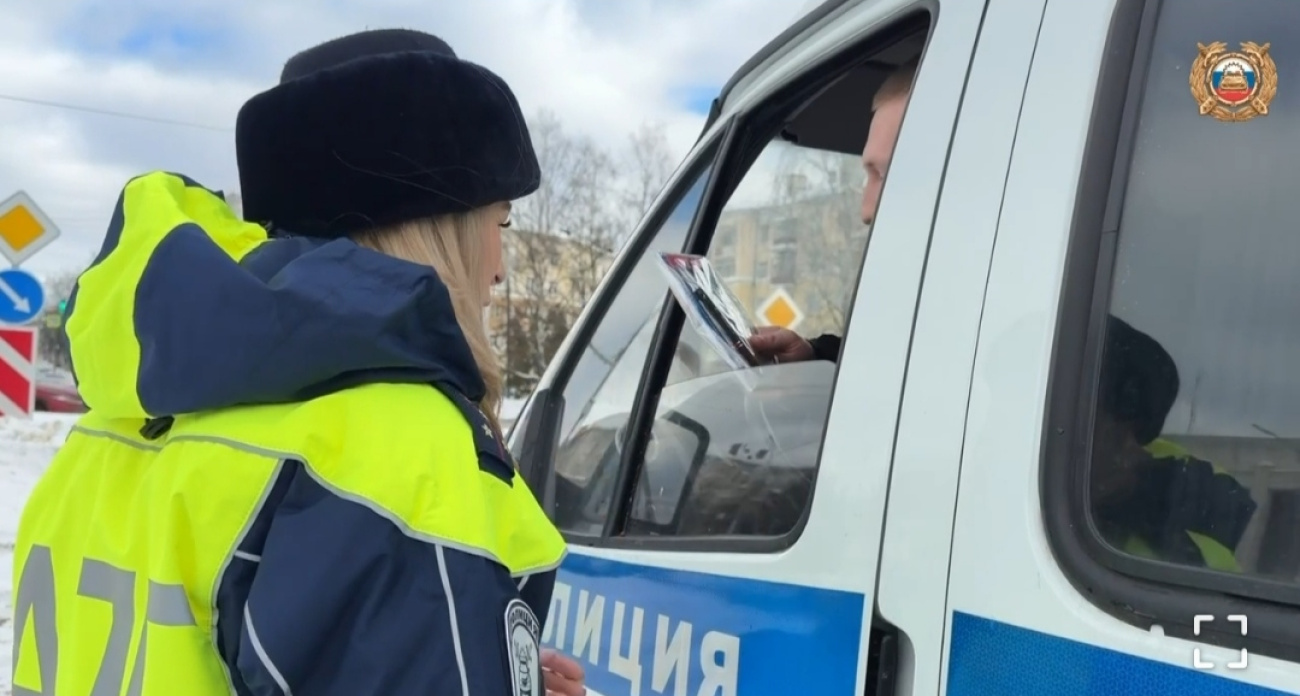 Сотрудницы Госавтоинспекции поздравили водителей с Днём защитника Отечества