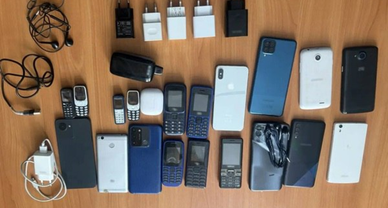 В Ярославле задержали мужчину при попытке перебросить в колонию 19 телефонов, зарядки, наушники, USB-провода и электронную сигарету