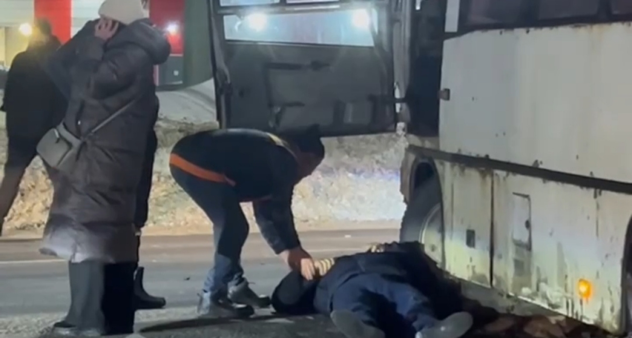 В Дзержинском районе Ярославля  легковушка влетела в автобус: "Водитель вылетел из кабины"