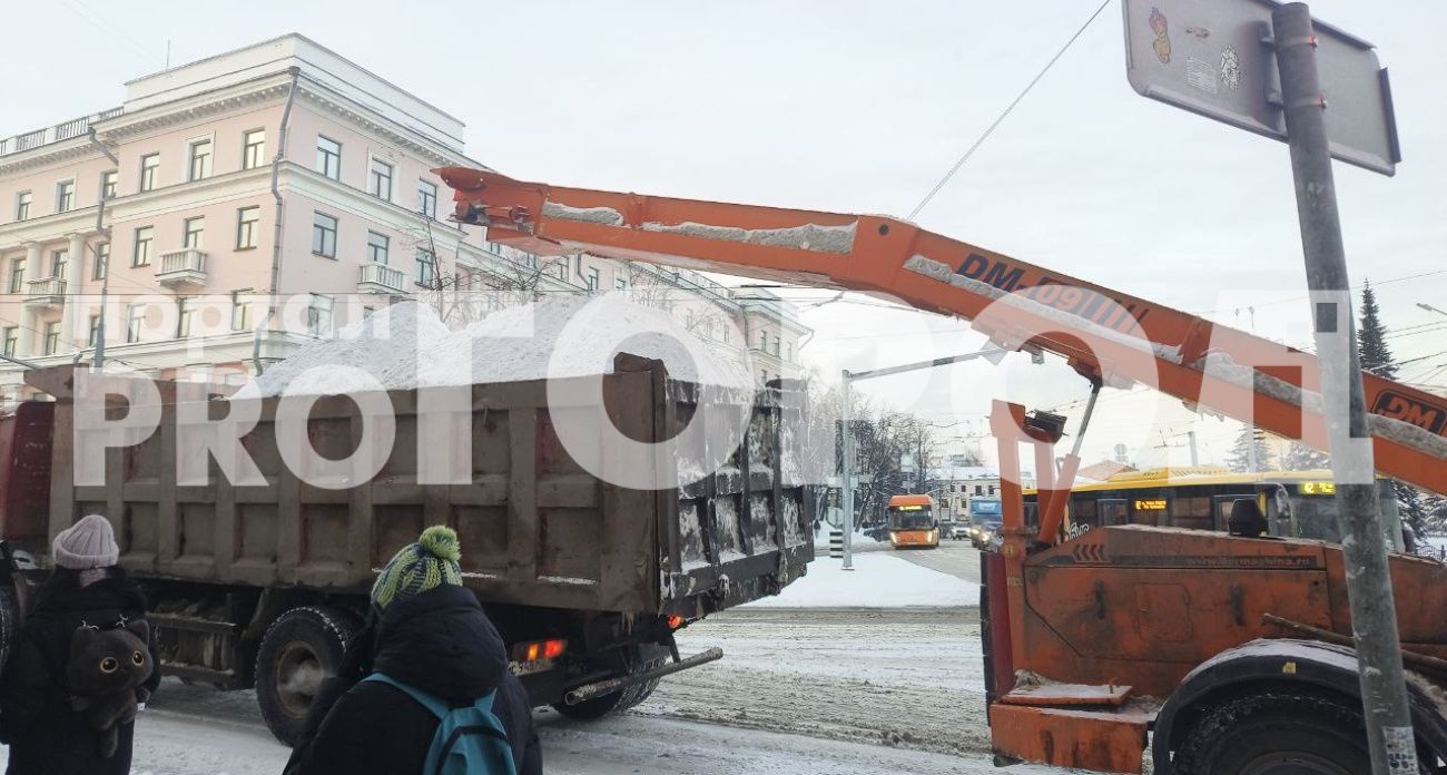 Ночью на Республиканской вывезут снег: автомобили попросят убрать заранее