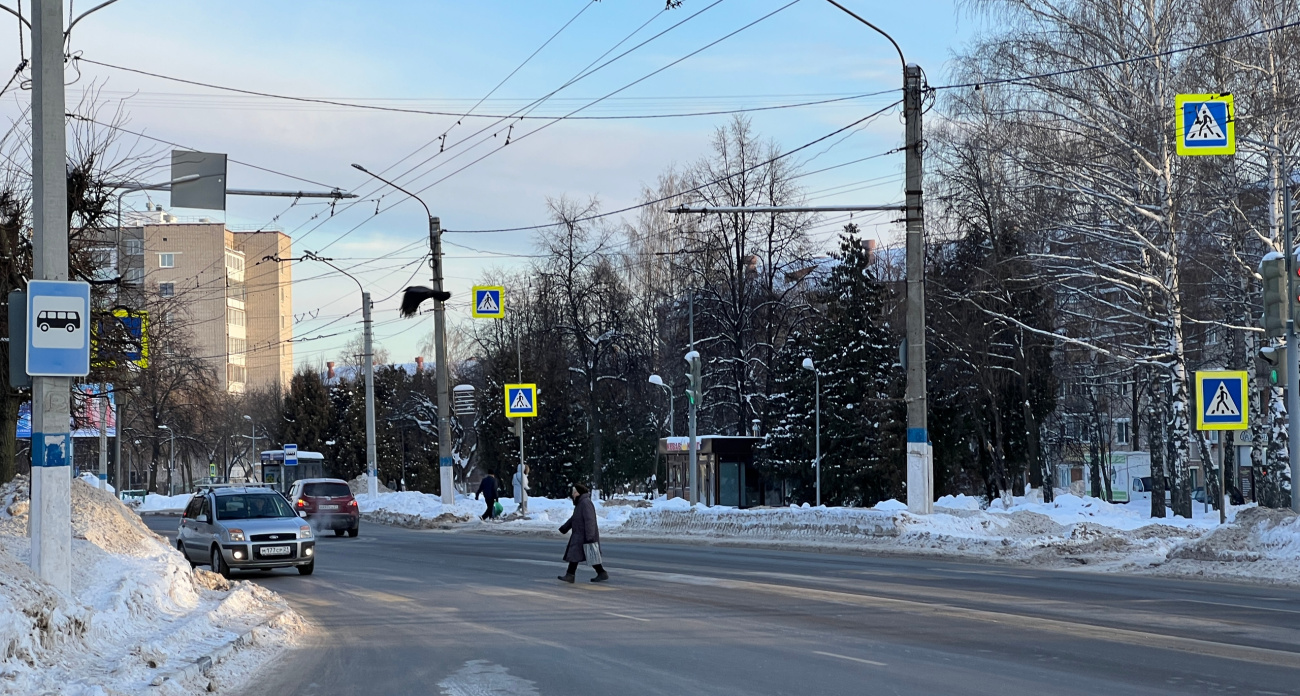 Февраль отказывается уходить: в Москву прорывается циклон с западным ветром, а Питер ждет ледяные качели