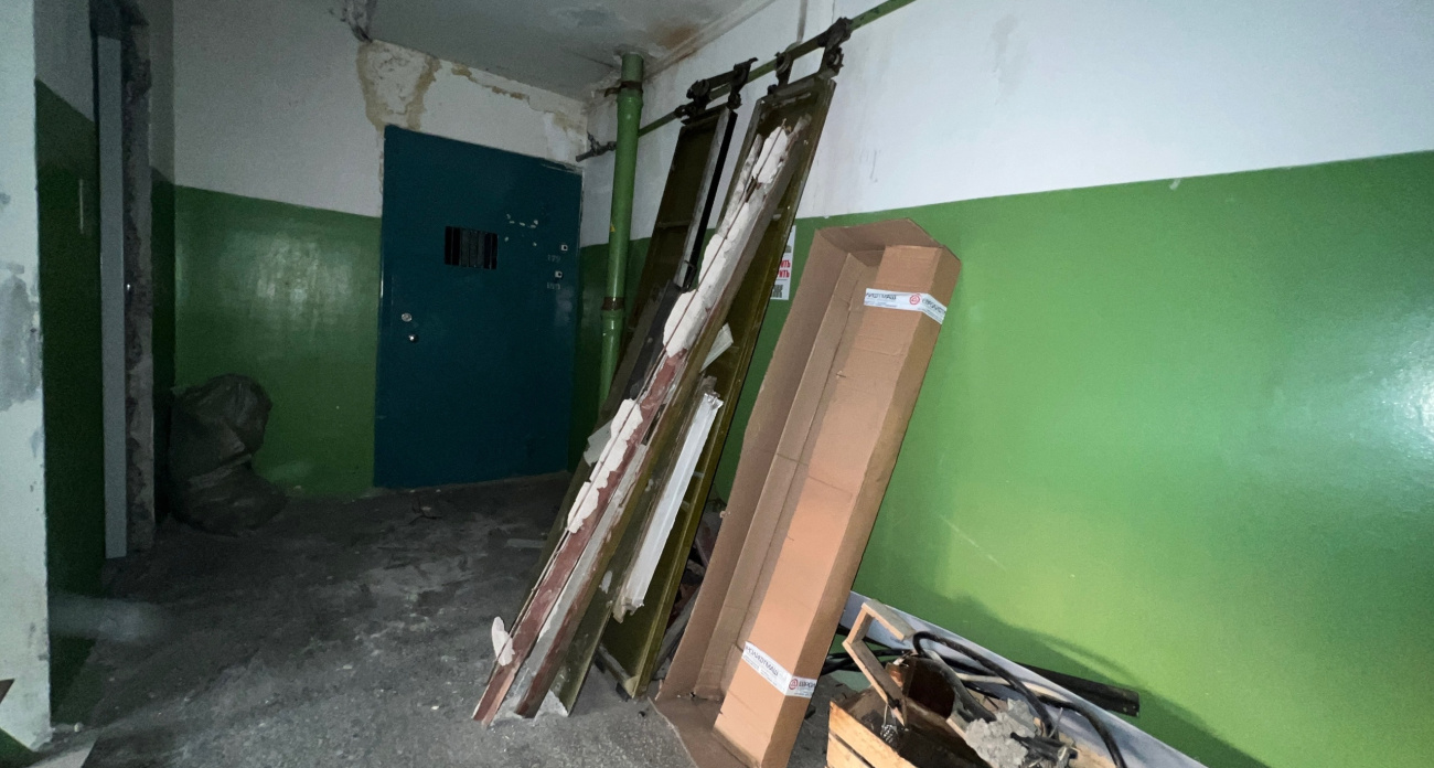 Хлам в коридоре аукнется рублем: сколько теперь придется заплатить за старый комод в подъезде