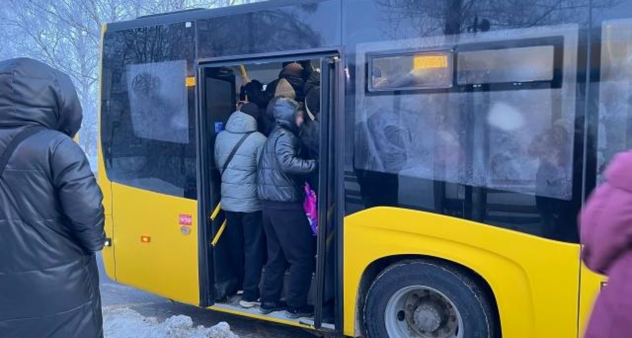 Автобус №93 в Ярославле не открывает двери переполненным пассажирам