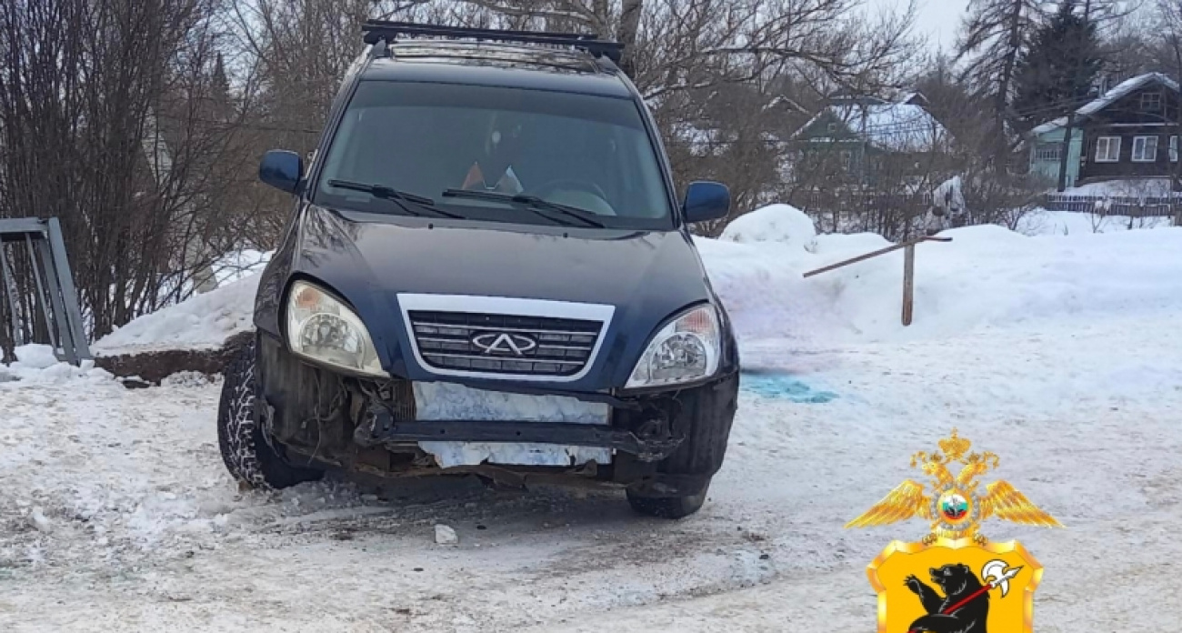 В Любиме водитель сбил 13-летнюю девочку на тротуаре — она в больнице