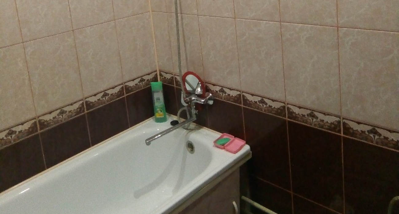 Старая плитка в съемной квартире достала: нашла дешевый способ преобразить ванную за вечер — хозяин даже не заметит