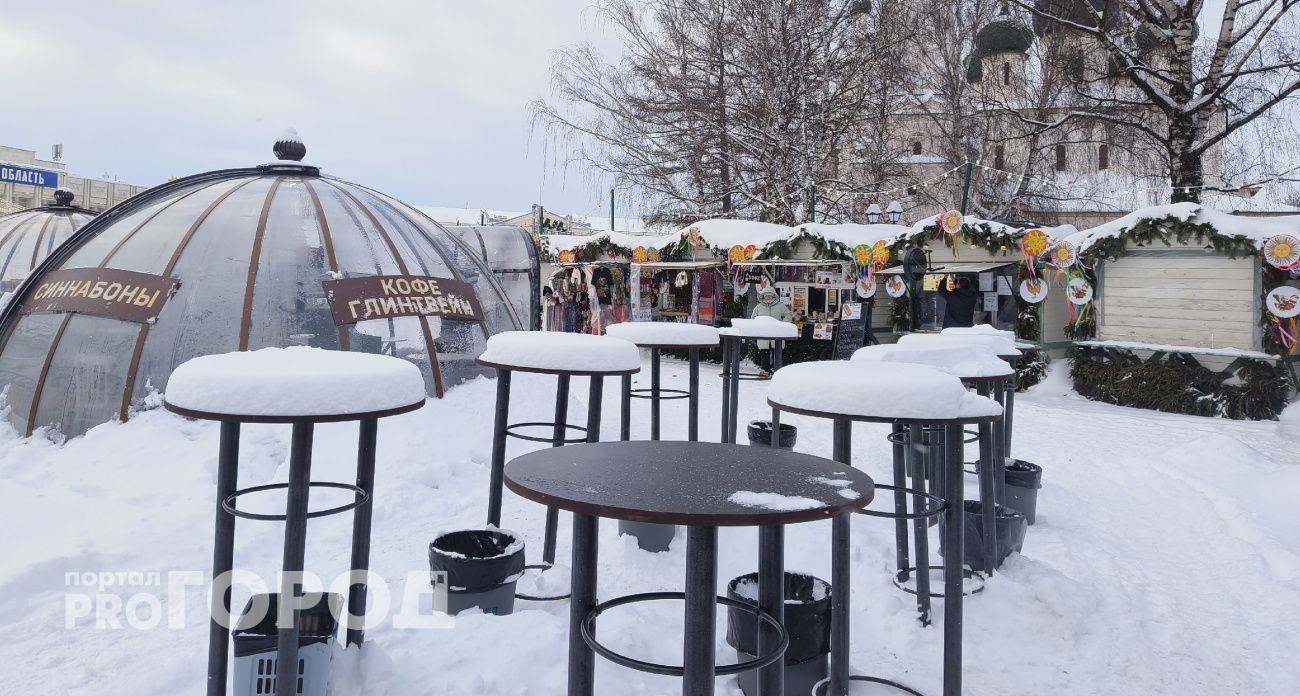 Ярмарка на Советской площади в будний день: два туриста, заснеженные столики, блины и шашлык от дружелюбных девушек