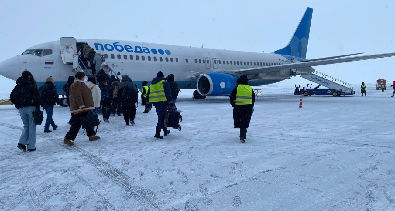 Сидел в самолете рядом с бортпроводником: он рассказал, какие места самые лучшие и что поможет заснуть