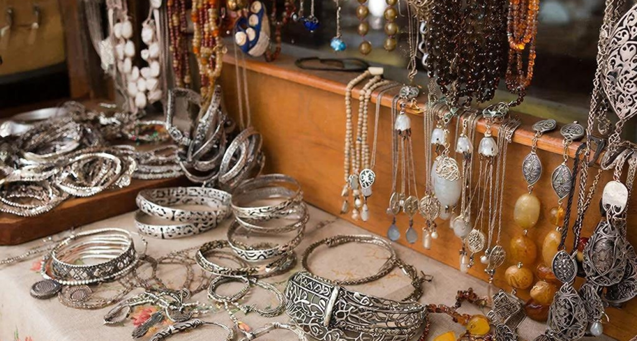 Она просто не удержалась: ярославна вынесла из магазина 16 украшений и попалась