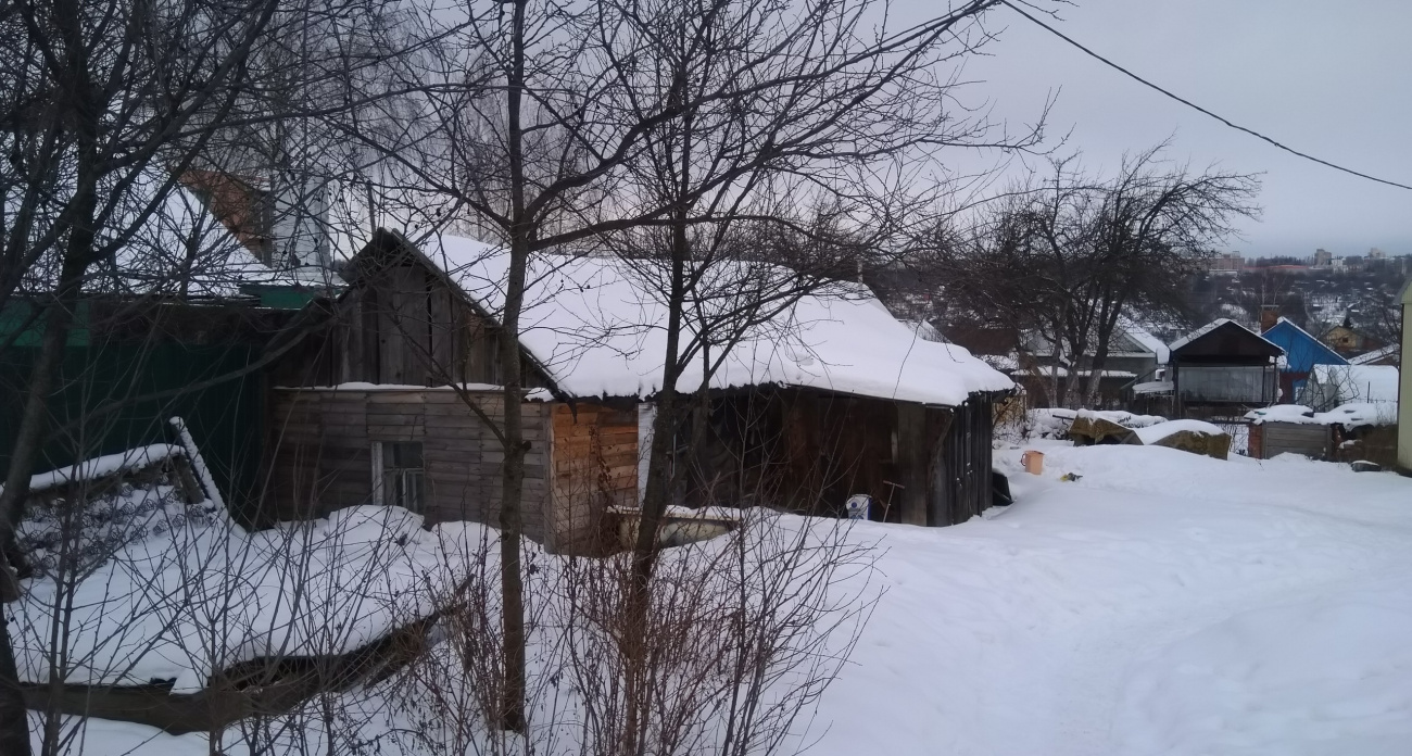 Никаких лопат и лестниц: названы 5 способов убрать снег с крыши, о которых знает каждый дачник