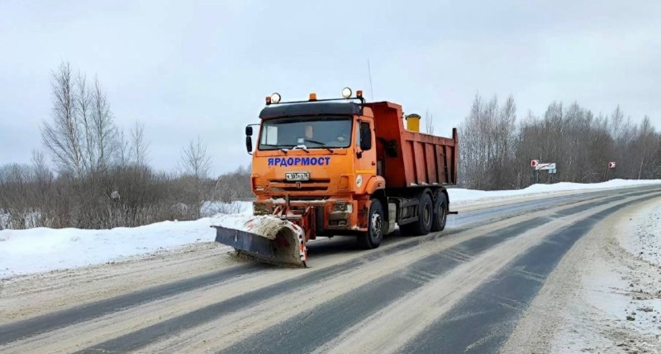 Ярославские дорожники устраняют последствия снегопада