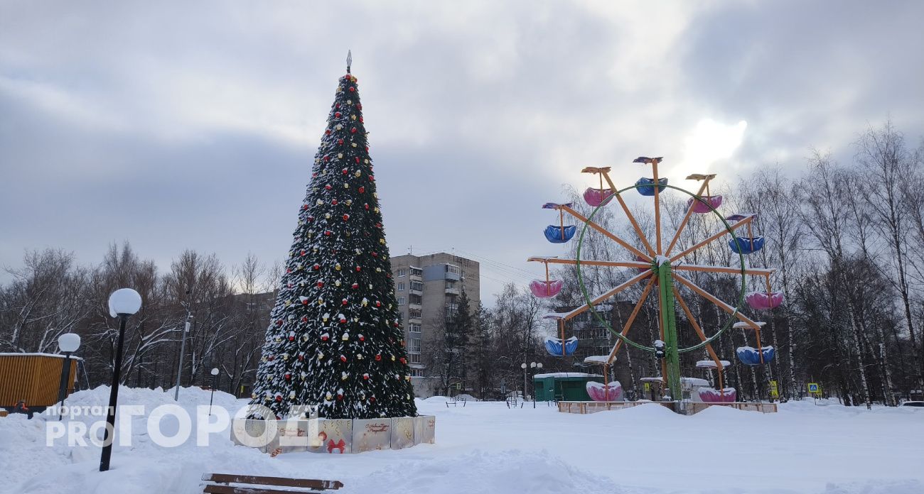 Юбилейный парк зимой: горка и каток без посетителей, одинокая кофейня и постоянная уборка снега