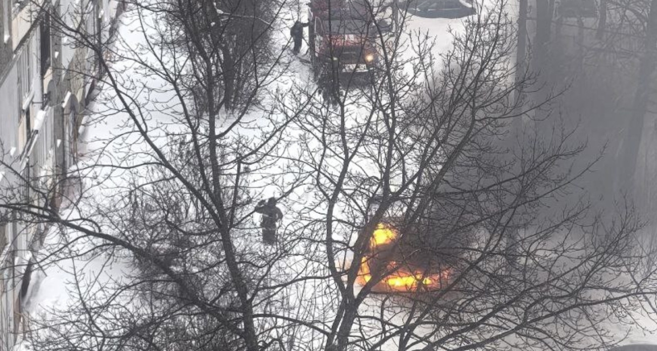 Пыталась выехать — сгорела дотла: пожар во дворе Тутаева сняли очевидцы