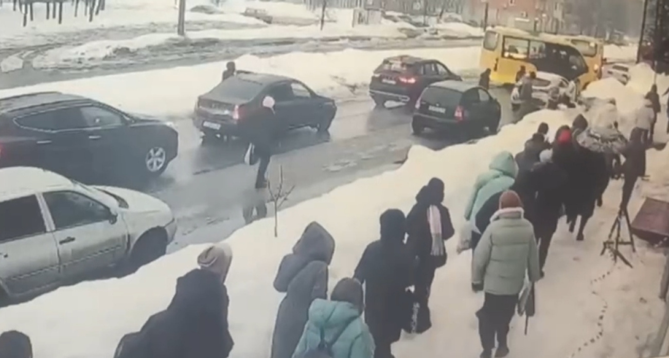 Жители Пятерки опоздали на работу из‑за масштабной пробки