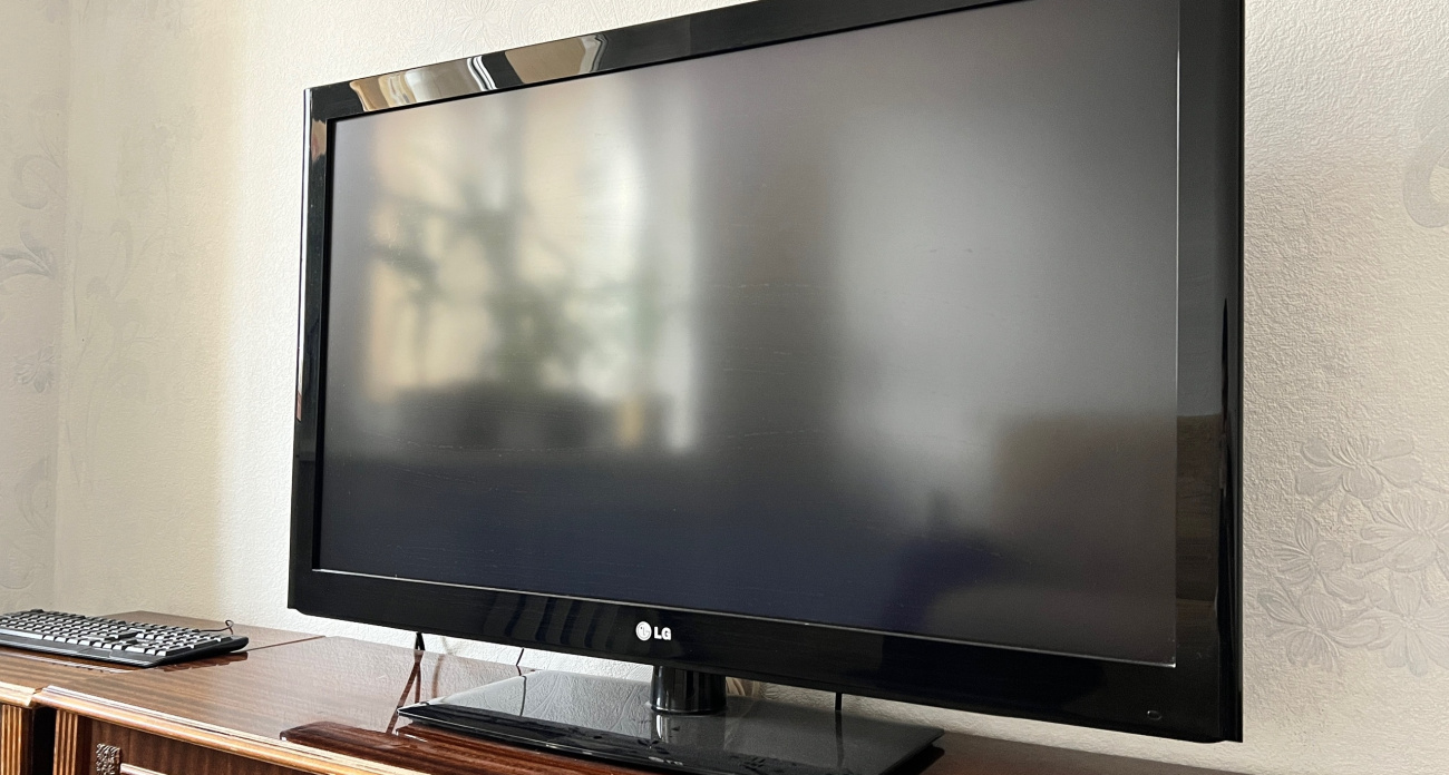 Вешать телевизор на стену уже не модно: эксперты назвали 3 современных способа спрятать экран без ущерба для комфорта