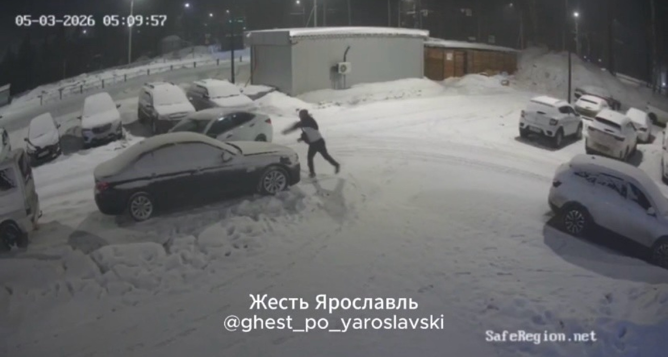 Ярославец устроил погром во дворе в Брагино: "Повредил машину и шлагбаум"