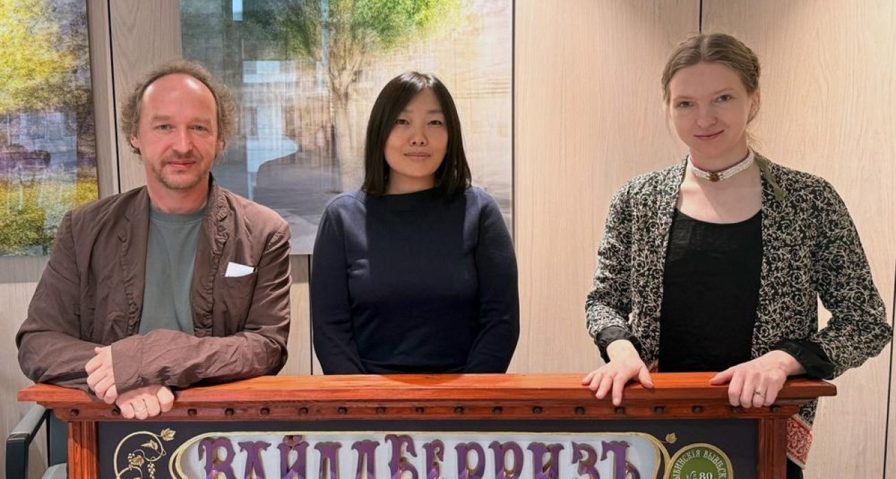 Основательнице Wildberries подарили вывеску «ВАЙЛДБЕРРИЗЪ» в дореволюционном стиле