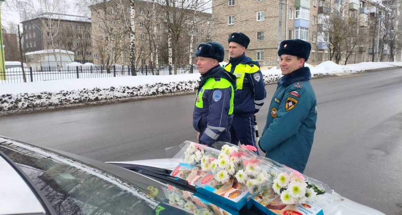 Ярославские водительницы в шоке: вместо проверки документов — букет и пожелания