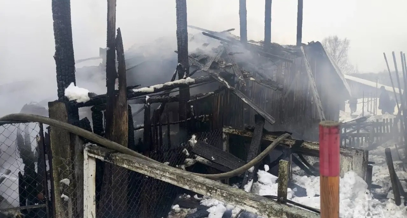 Электричество сыграло злую шутку — хозпостройка под Угличем превратилась в пепел