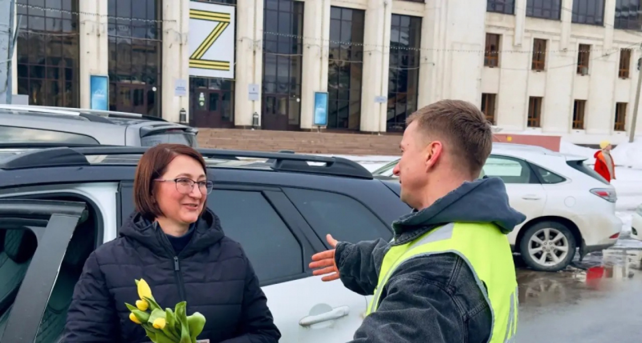 Роман Курцын и ярославская ГИБДД поздравили автоледи с 8 Марта