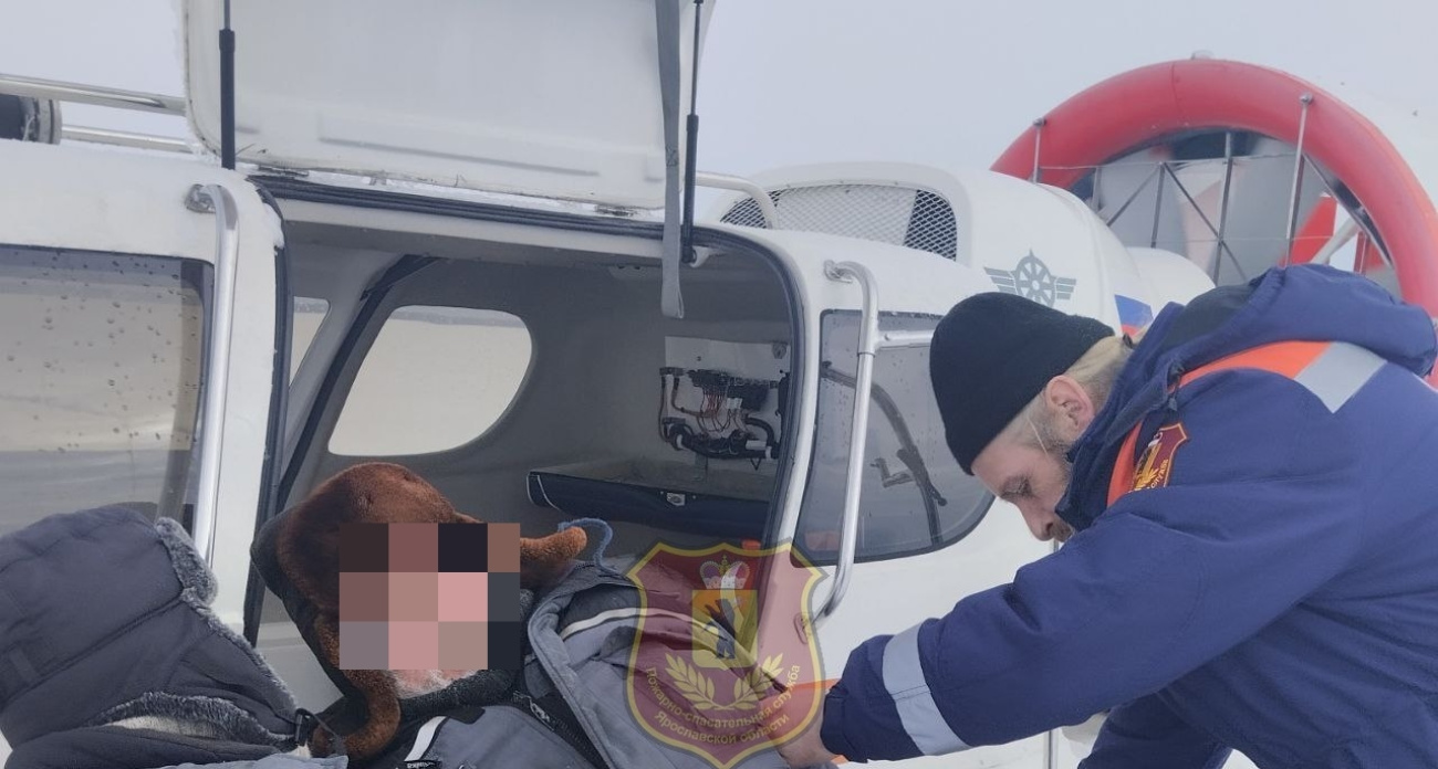 Спасатели помогли рыбаку, сломавшему ногу на Рыбинском водохранилище