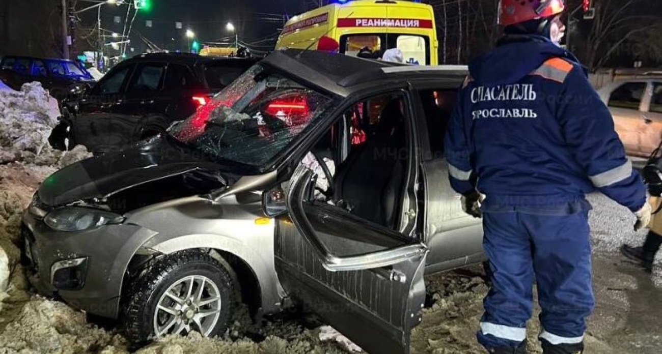 В Ярославле на проспекте Октября столкнулись "Лада Калина" и "Чанган": пострадали два человека