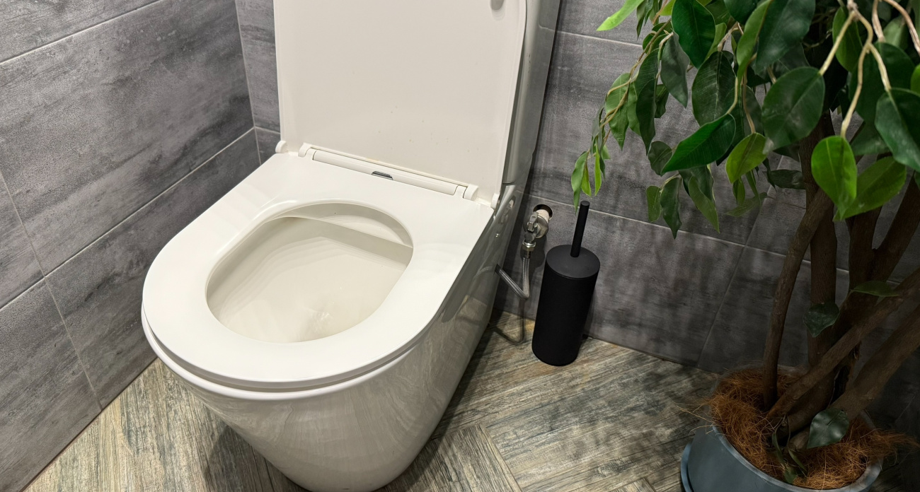 Ваши зубные щетки в опасности: смываете с открытой крышкой — готовьтесь к сюрпризу — бактерии летят на полтора метра