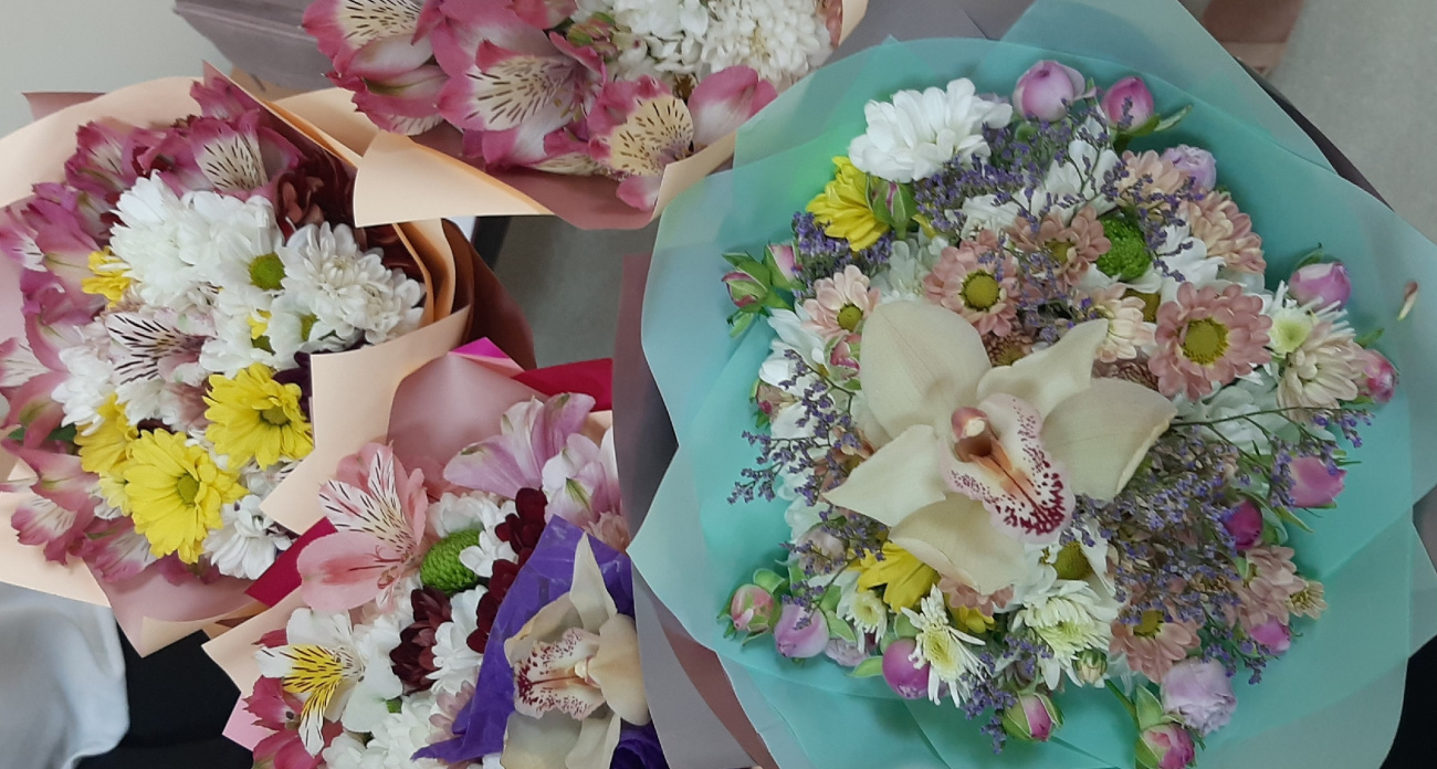 Розы начинали никнуть на третий день, а теперь стоят месяц: флористы раскрыли секреты, о которых молчат в магазинах