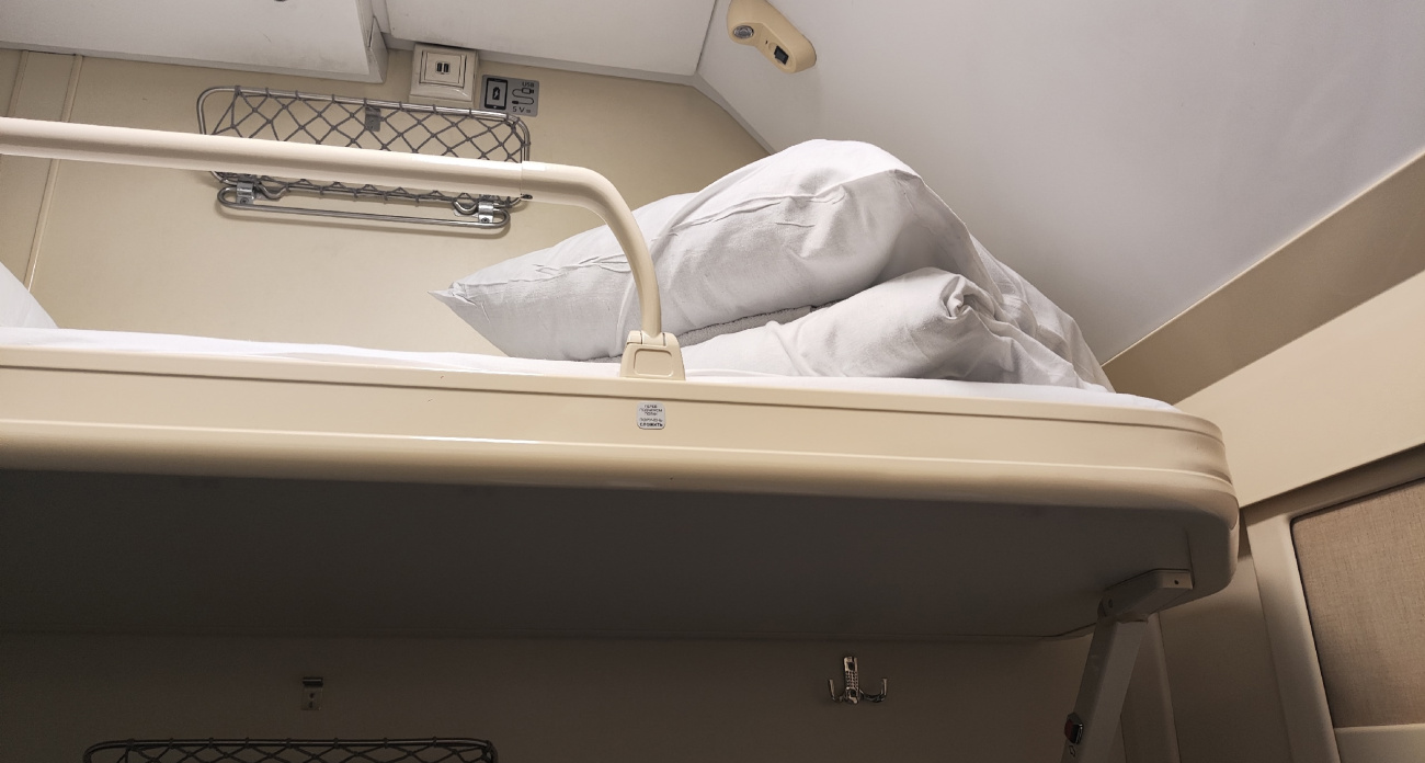 Головой к окну или ногами в проход: эксперт, проведший 50 ночей в поездах, раскрыл идеальную позу для сна в плацкарте и купе