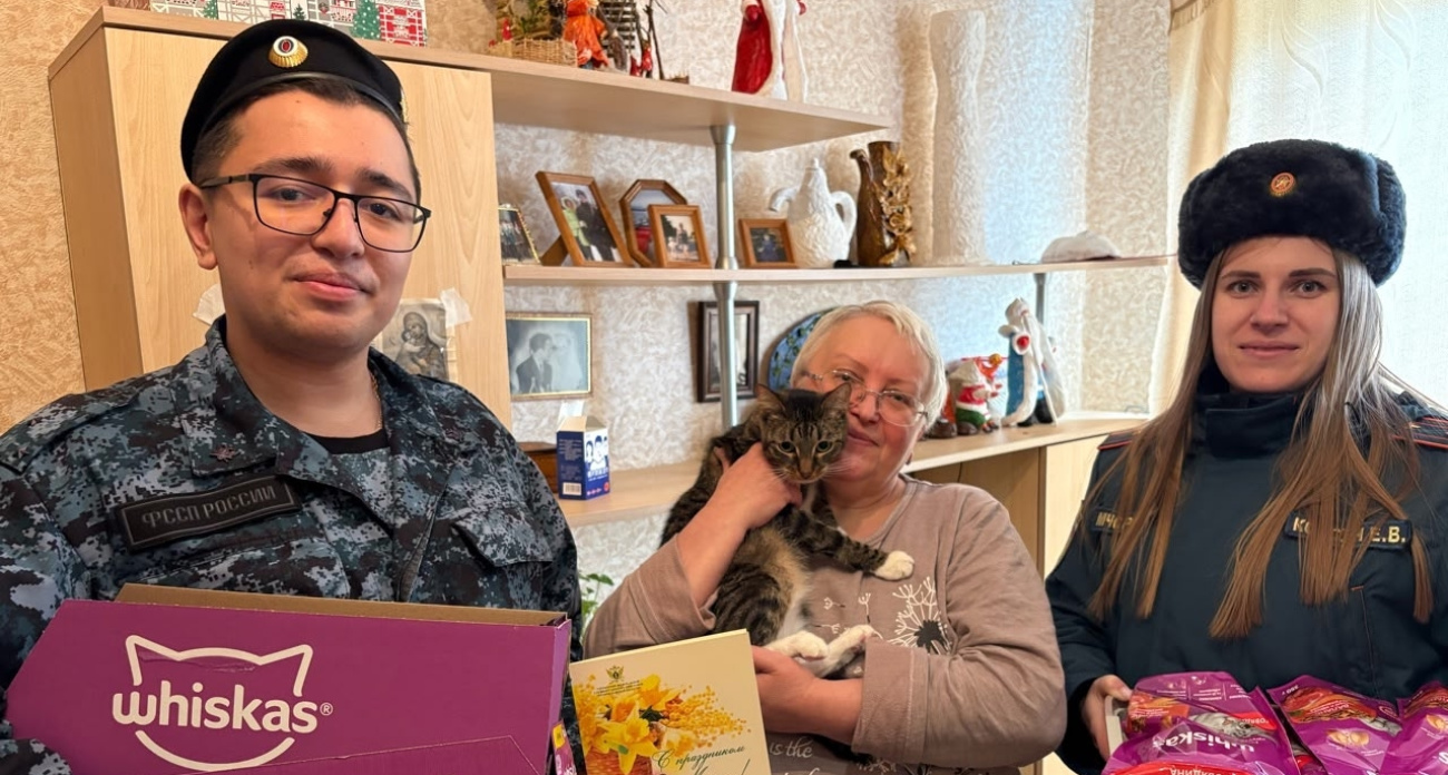 Более 10 лет спасает бездомных животных: приставы и МЧС поздравили волонтера, которая за месяц пристроила 7 кошек