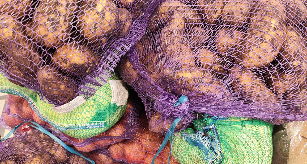 Картошка по 27 рублей, искусственный газон и мясо кабана: «Светофор» завалил новинками — у входа яблоку негде упасть