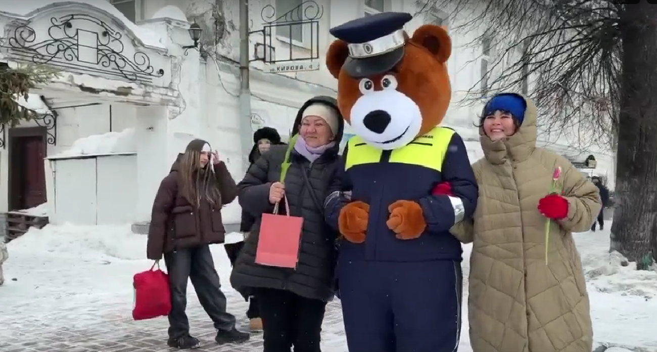 Остановили посреди «зебры» и заставили улыбаться: что устроили ярославнам ГИБДД и Мишка 8 Марта