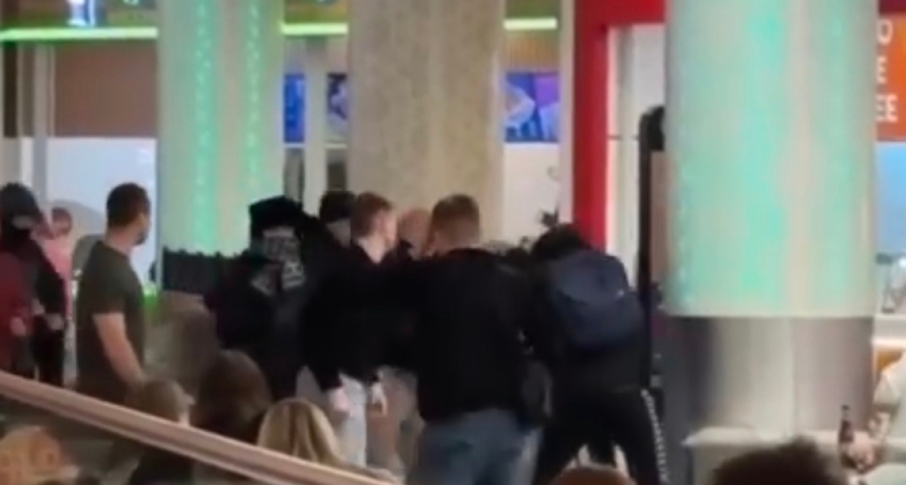 Прокуратура проверит, можно ли было предотвратить массовую драку подростков в ТЦ «Аура»