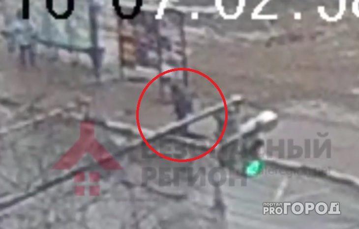 Появилось видео падения ярославца под землю на автобусной остановке