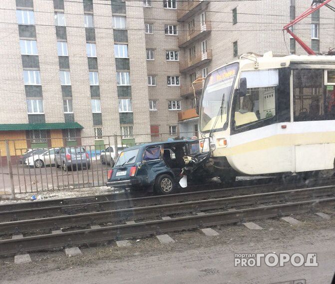В Ярославле трамвай несколько метров тащил по рельсам легковушку