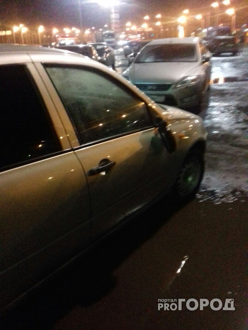 В Ярославле неадекватный водитель "Яндекс.Такси" повредил машину автоледи: видео