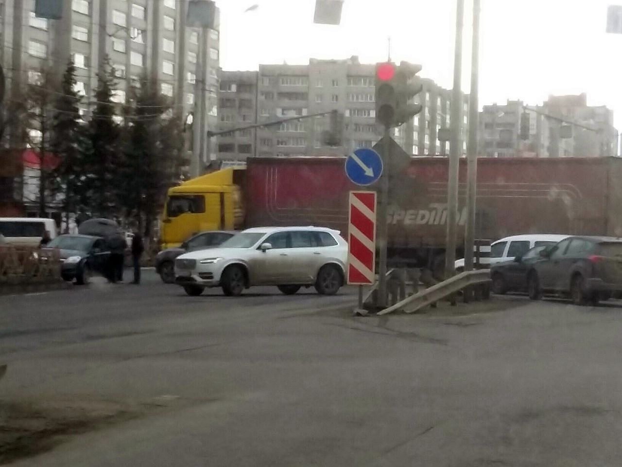 На Московском проспекте фуру развернуло поперек дороги