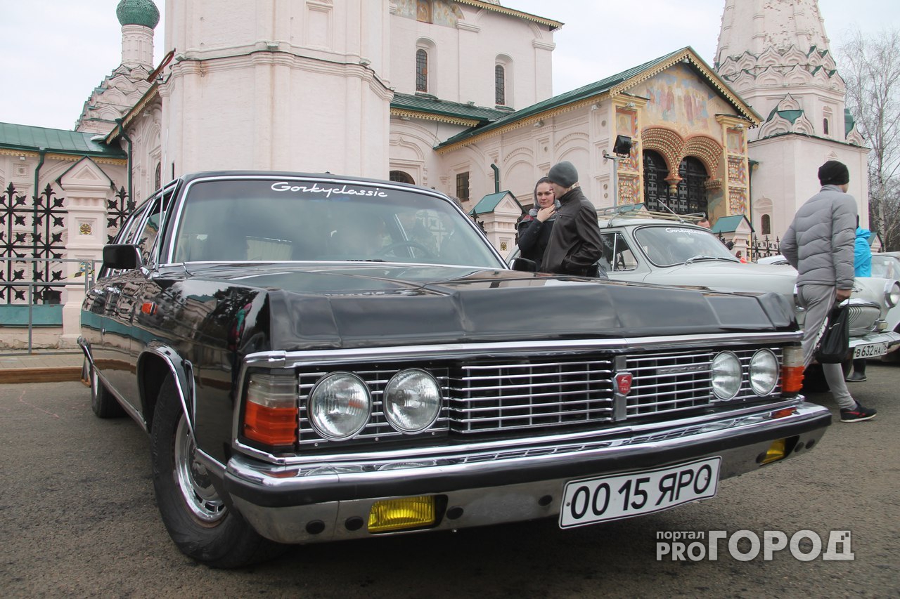 На Советской площади развернулась выставка ретро-автомобилей
