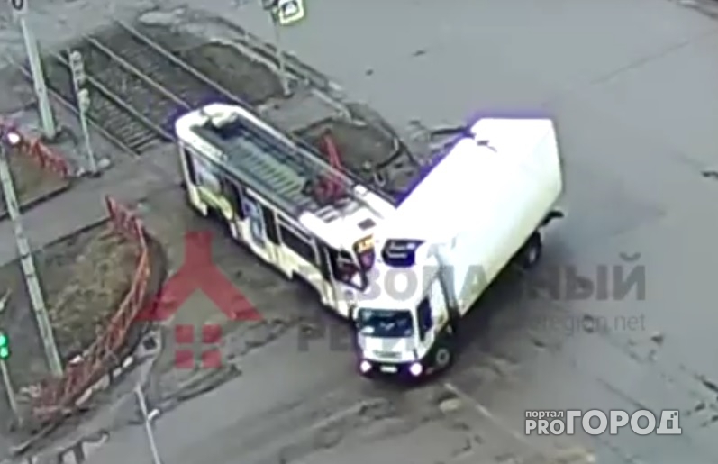 В Ярославле трамвай с пассажирами протаранил грузовик: видео
