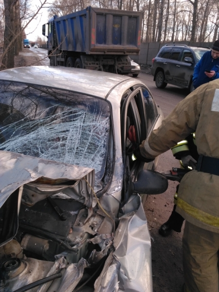 В Ярославле в серьезном ДТП с самосвалом пострадал водитель «Шевроле»