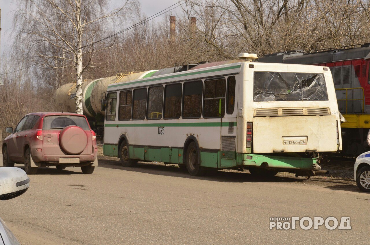 В Ярославле поезд размолотил заднюю часть пассажирского автобуса: видео