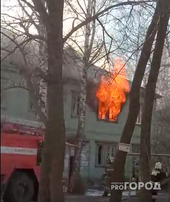 В Ярославле сгорел заброшенный двухэтажный дом: видео