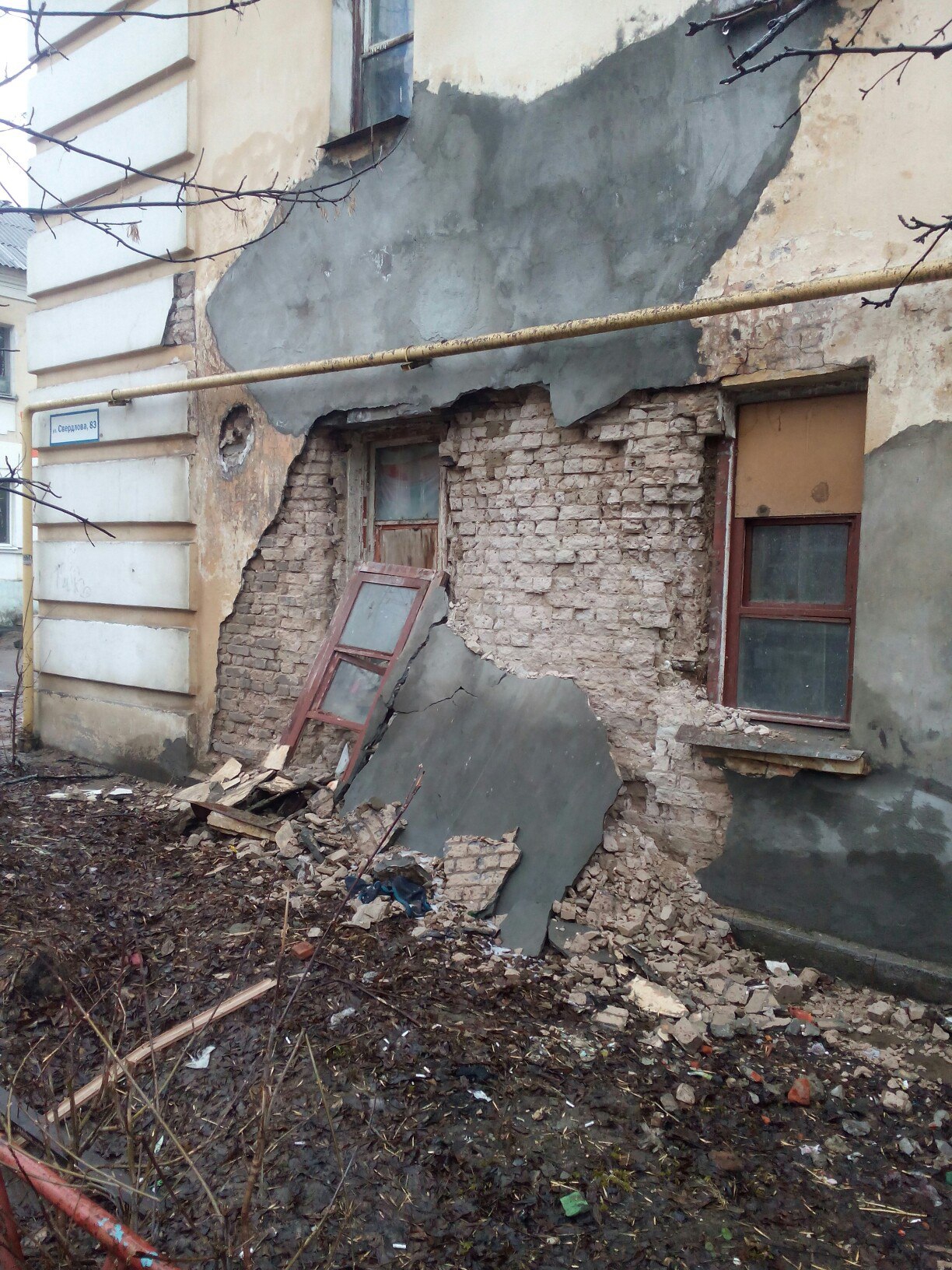 В Центре Ярославля фасад жилого дома обрушился вместе с окном