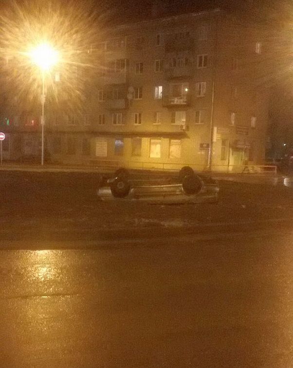 Под Ярославлем водитель «ВАЗа» «покорил» дорожное кольцо и перевернулся