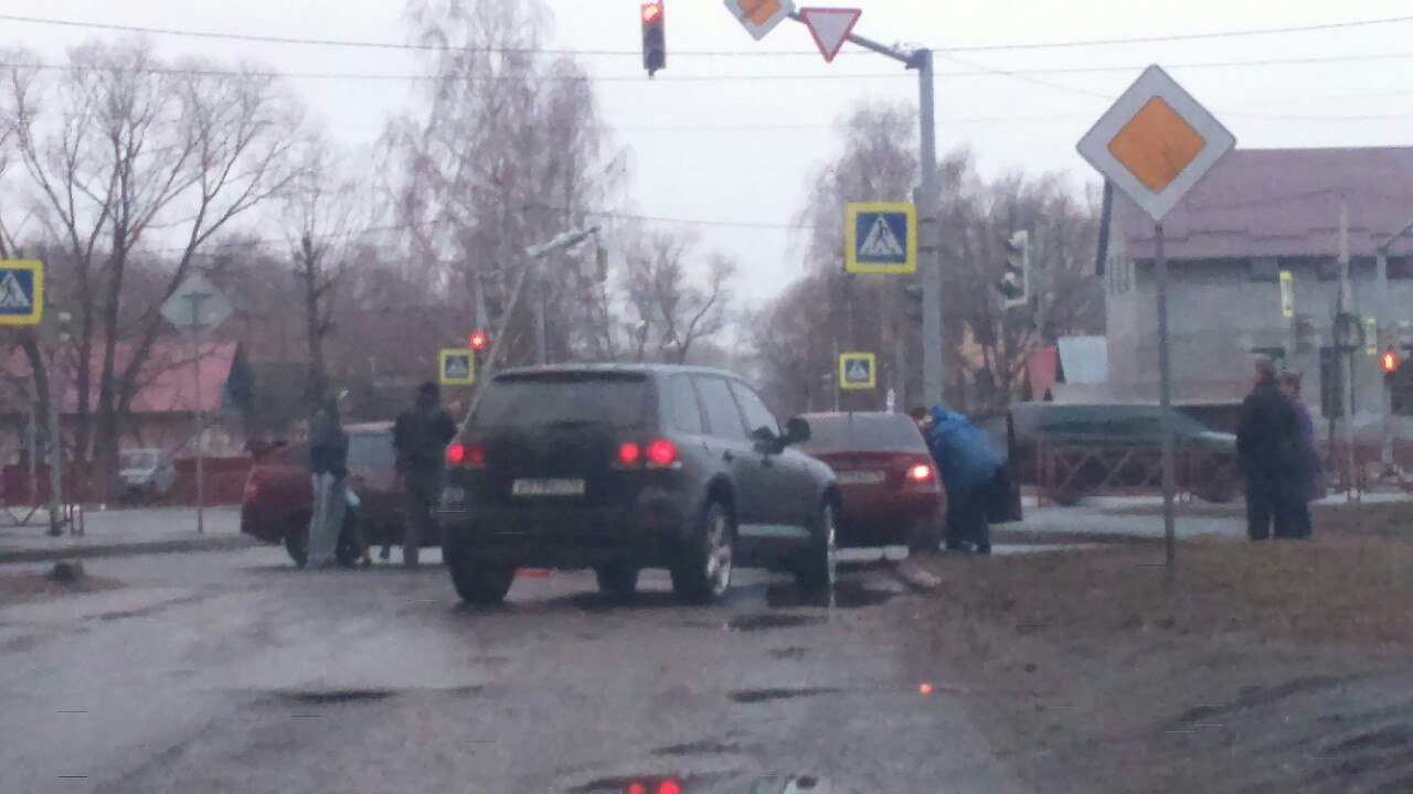 В Ярославле после столкновения двух авто пострадали два пешехода