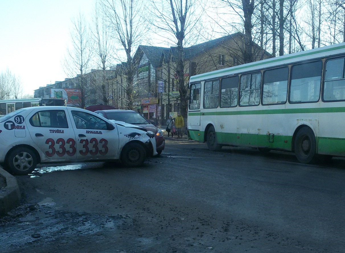 В ярославском Брагино произошло две аварии с общественным транспортом: пострадавших увезли на реанимобиле