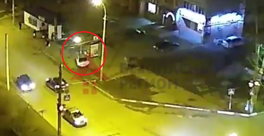 Камеры видеонаблюдения засняли, как в Ярославле иномарка врезалась в киоск
